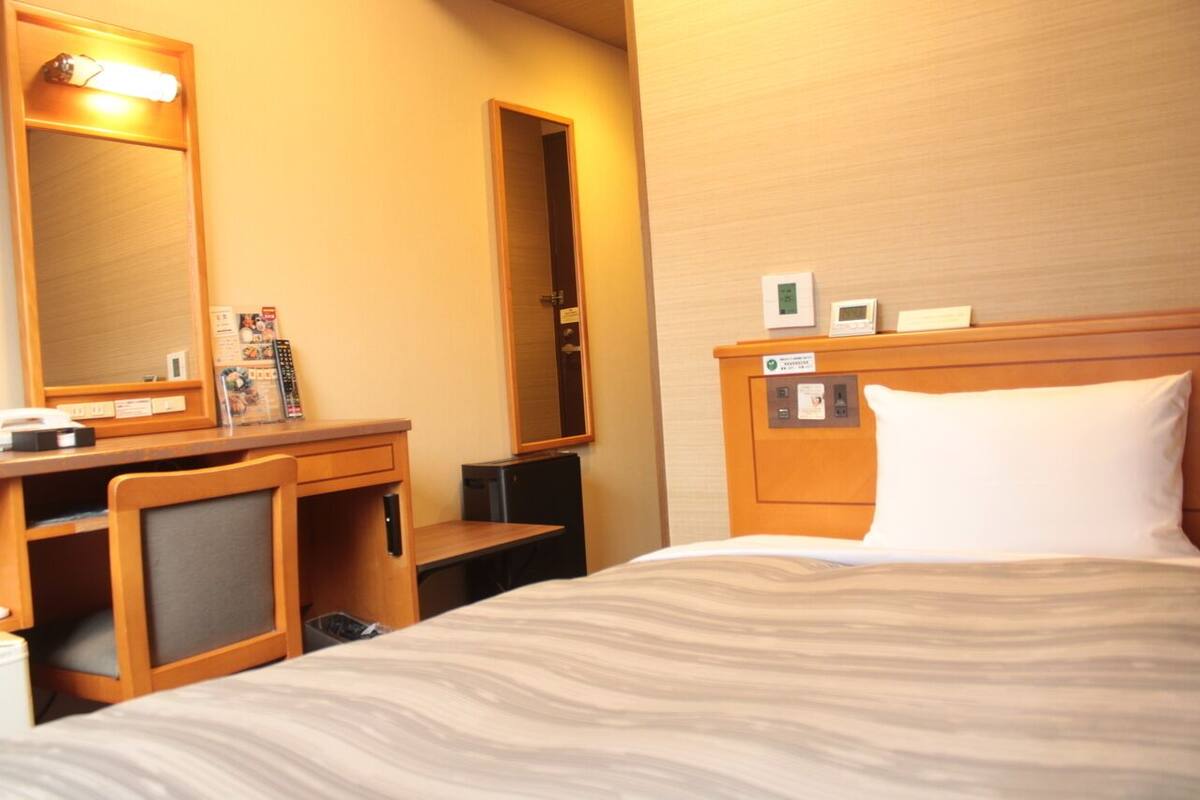 Desk, WiFi (free), bed sheets