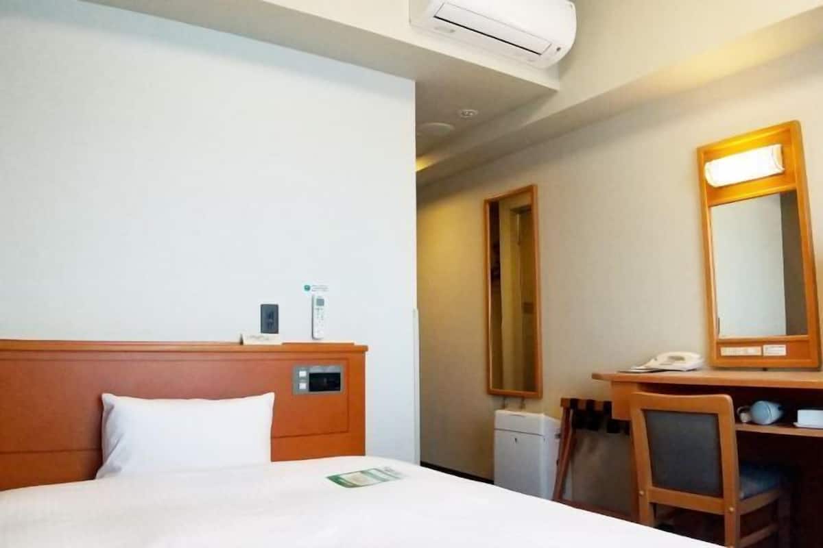 Escritorio, wifi gratis y ropa de cama