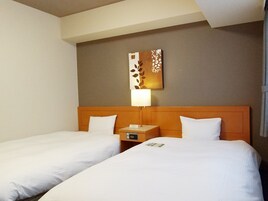 Escritorio, wifi gratis, ropa de cama