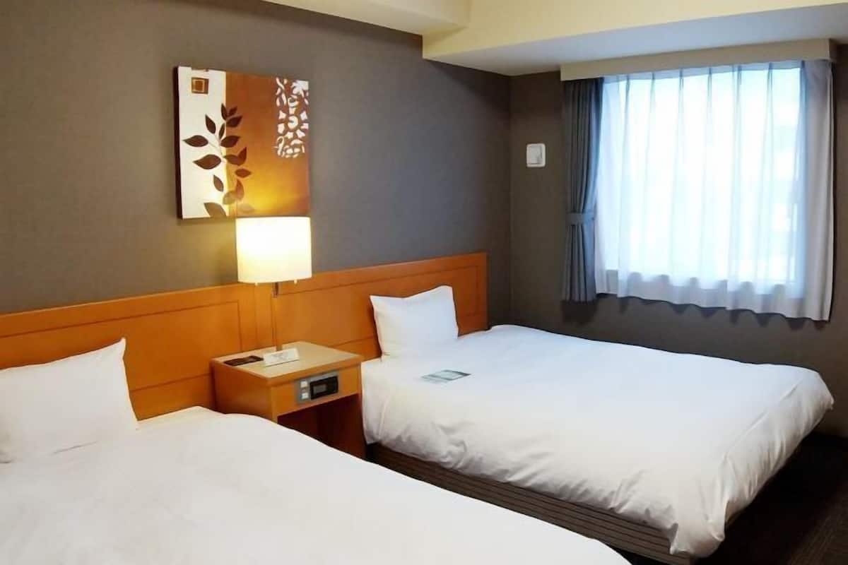 Een bureau, gratis wifi, beddengoed