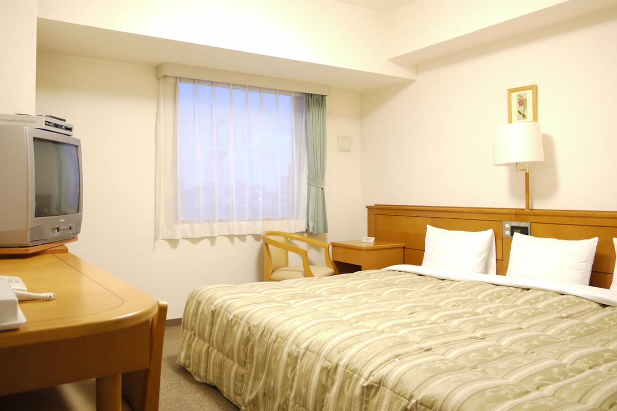 Een bureau, gratis wifi, beddengoed