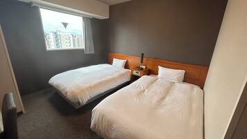 Escritorio, cortinas blackout y tabla de planchar con plancha