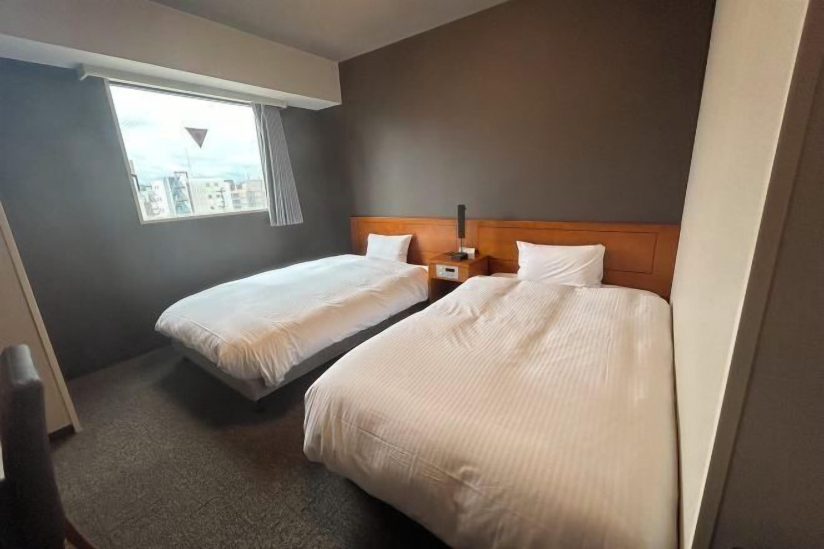 デスク、遮光カーテン、アイロン / アイロン台、WiFi (無料)