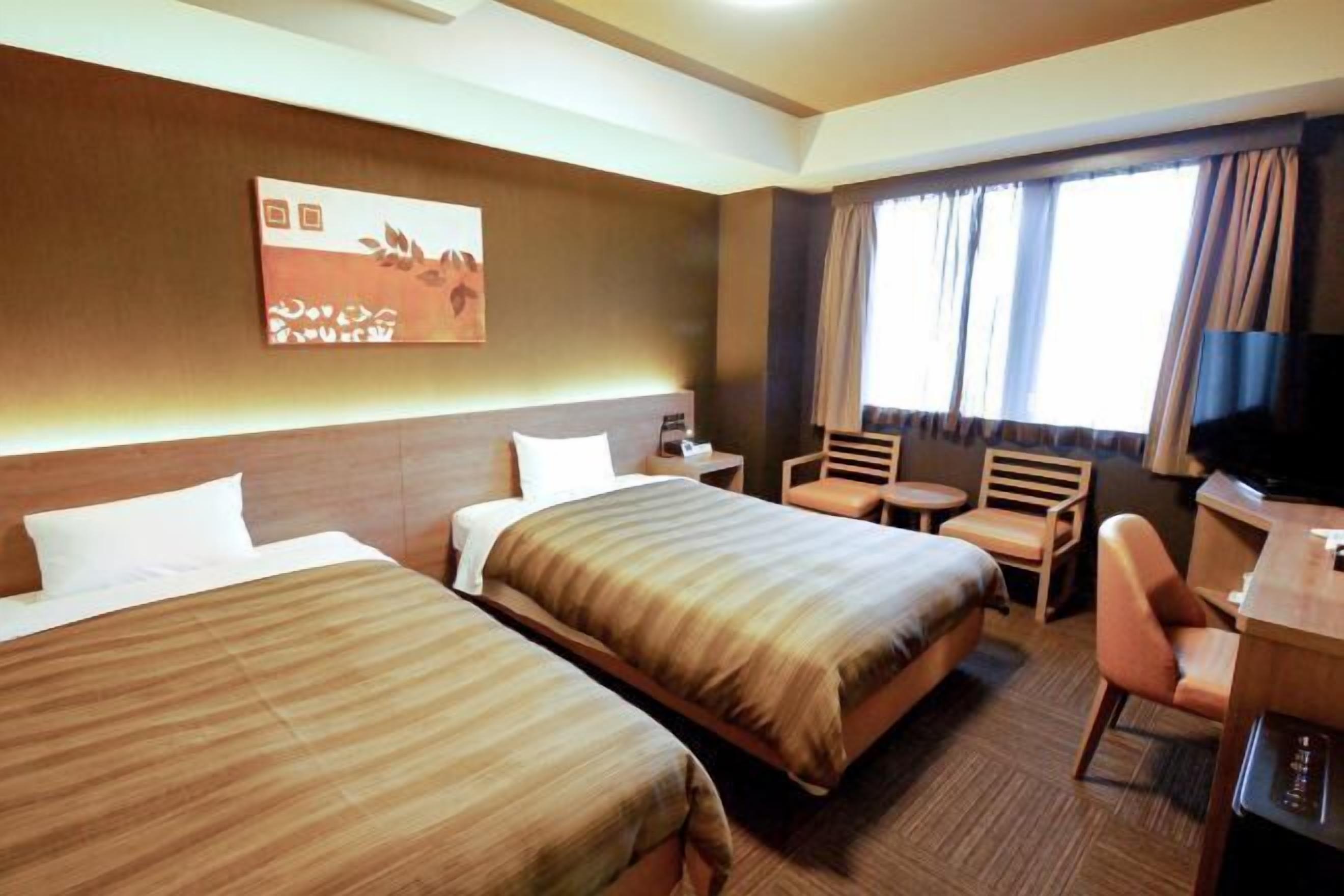 Een bureau, verduisterende gordijnen, een strijkplank/strijkijzer