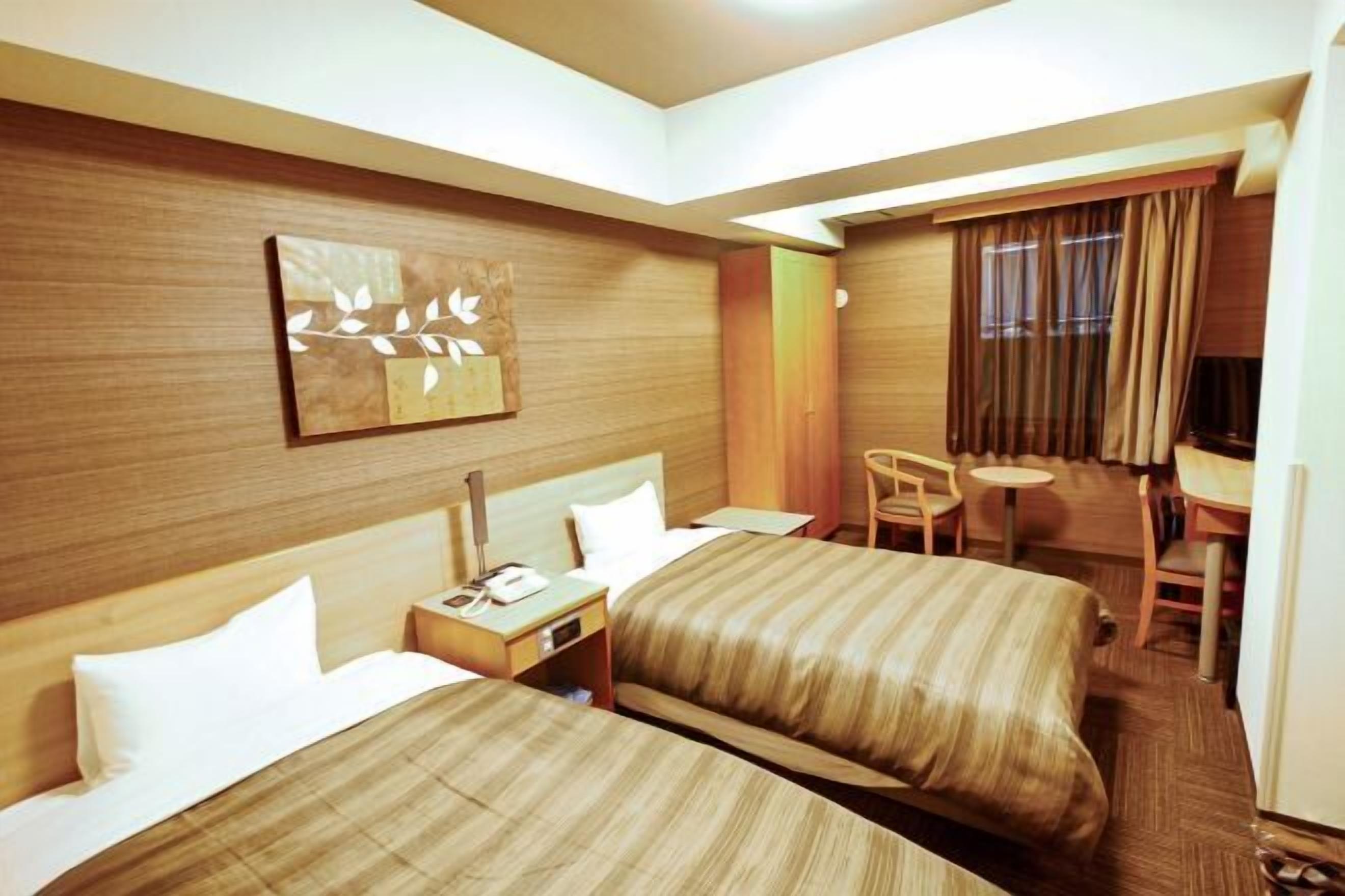 Een bureau, verduisterende gordijnen, een strijkplank/strijkijzer