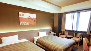 A hotel room with two beds, a desk, a chair, and a window with curtains. - Hotel Route - Inn Kawaguchiko (Fujikawaguchiko)