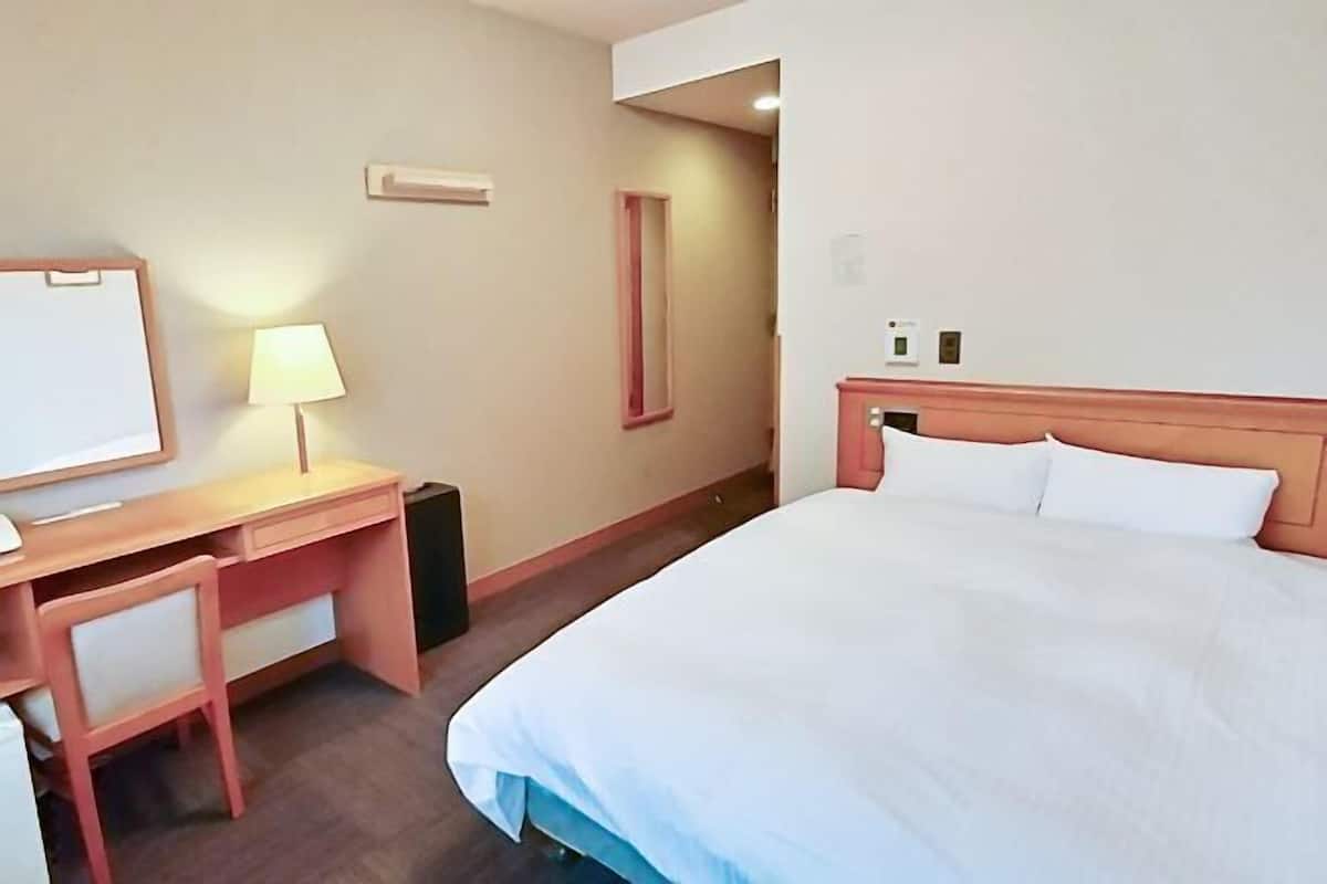 Desk, blackout drapes, free WiFi, bed sheets