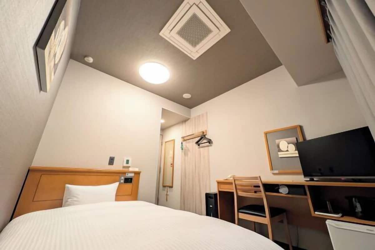 Escrivaninha, cortinas blackout, Wi-Fi de cortesia, roupa de cama