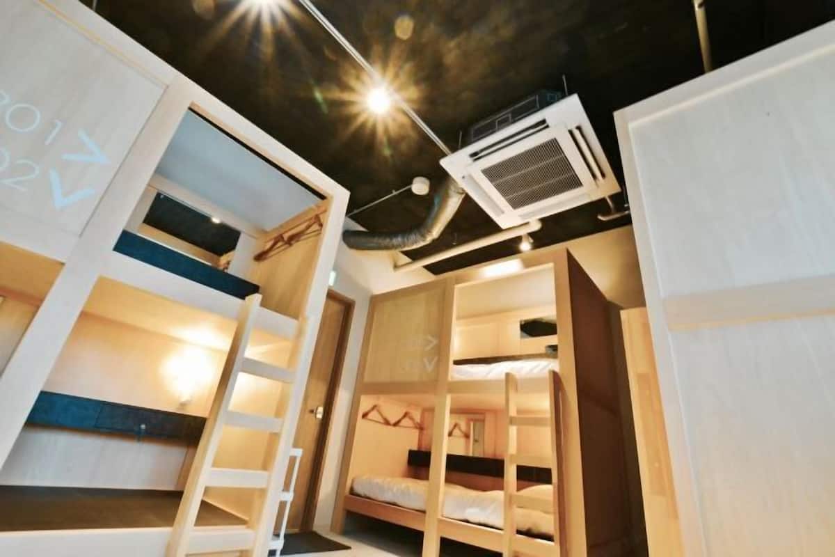 Escritorio, cortinas blackout, wifi gratis y ropa de cama