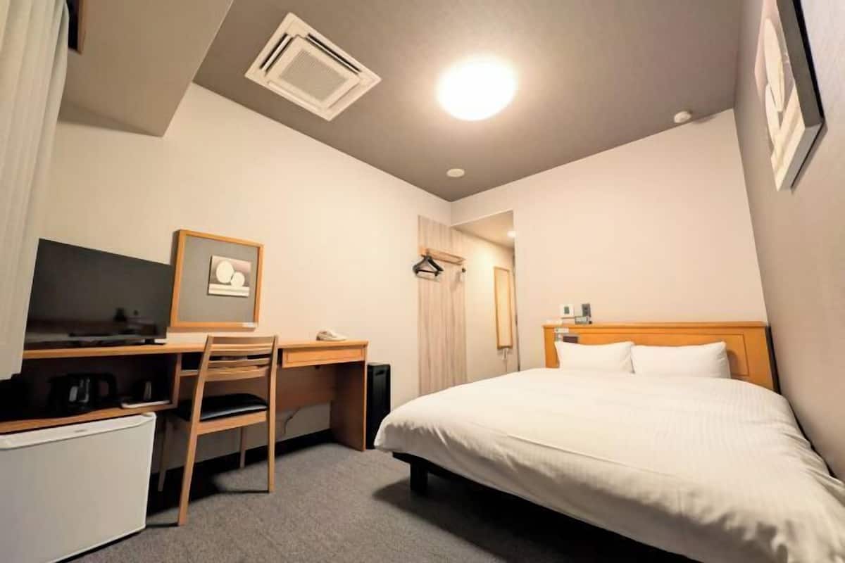 Escrivaninha, cortinas blackout, Wi-Fi de cortesia, roupa de cama