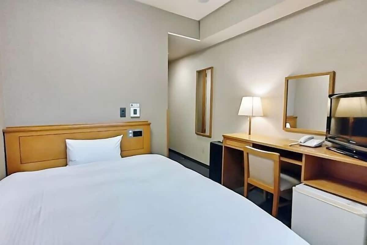 Escritorio, cortinas blackout, wifi gratis y ropa de cama