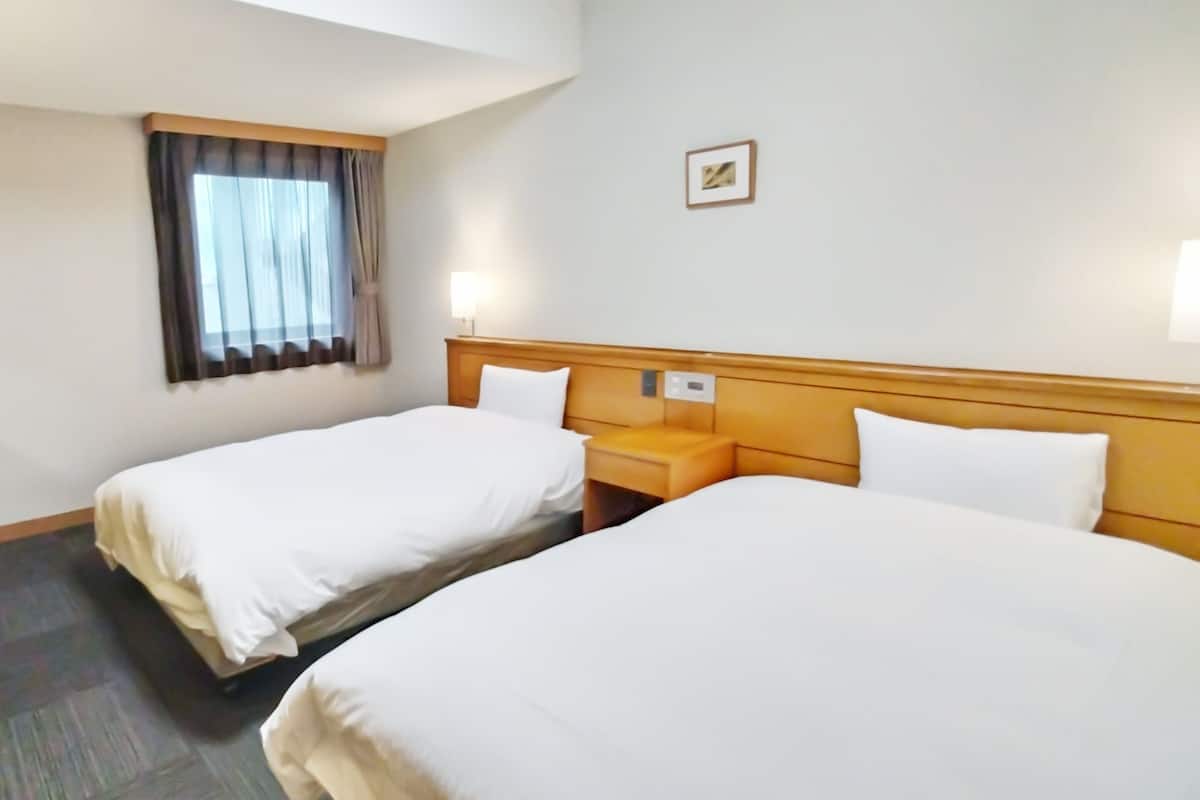 Escritorio, cortinas blackout, wifi gratis y ropa de cama
