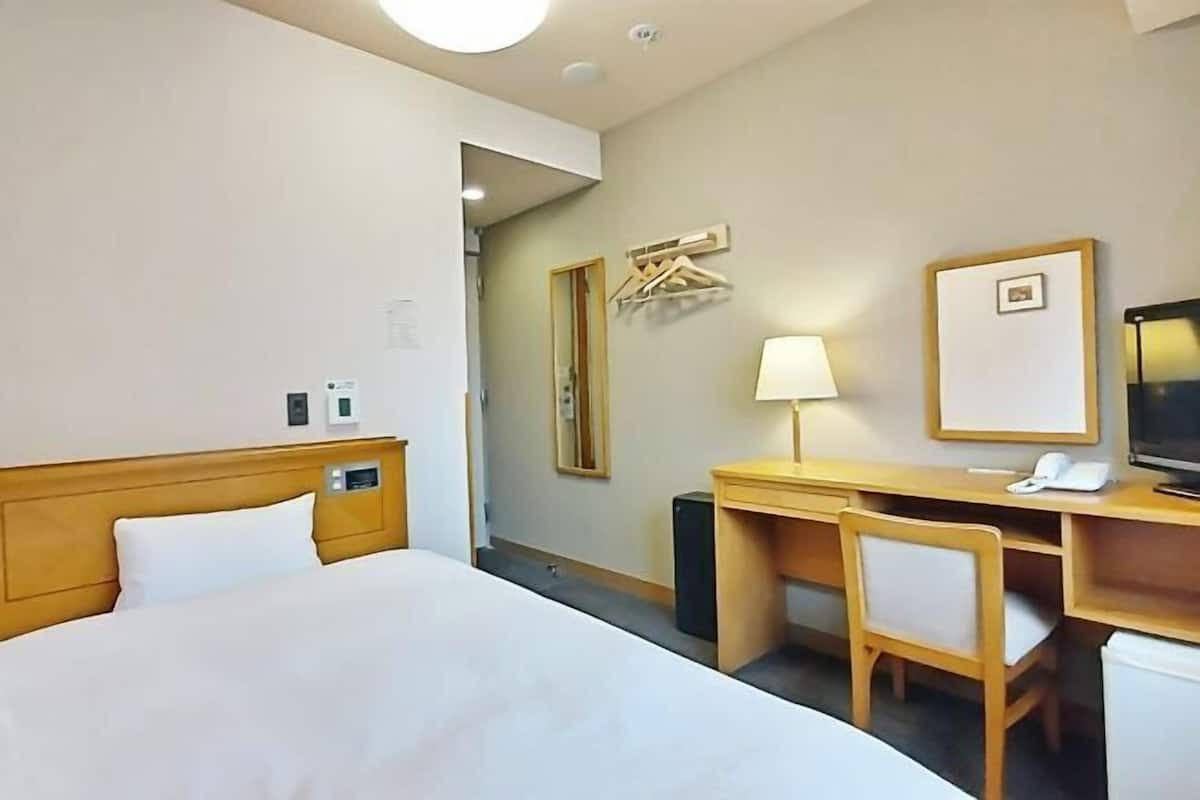 Escritorio, cortinas blackout, wifi gratis y ropa de cama
