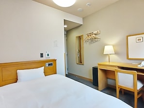 Escrivaninha, cortinas blackout, Wi-Fi de cortesia, roupa de cama