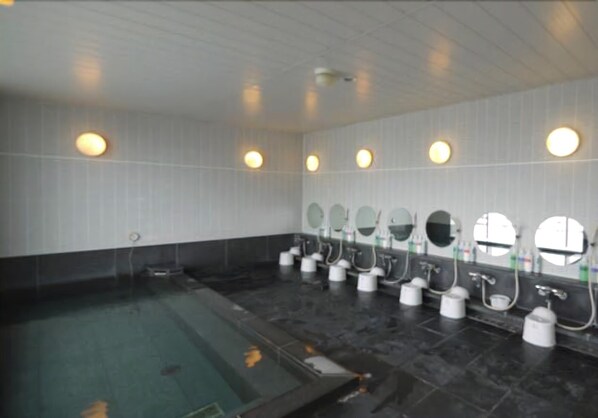 A modern bathroom with a large bathtub, multiple sinks, and mirrors. - Hotel Route Inn Osaka Honmachi (Osaka)