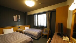 A hotel room with two beds, a desk, a chair, a television, and a telephone. - Hotel Route Inn Sapporo Kitayojo (Sapporo)
