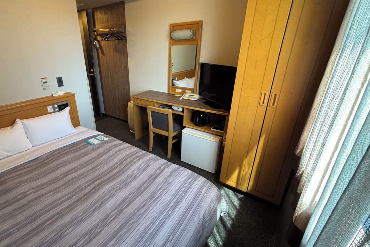 Desk, free WiFi, bed sheets