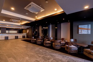 Lobby sitting area - Hotel Route-Inn Grand Tokyo Toyocho (Tokyo)