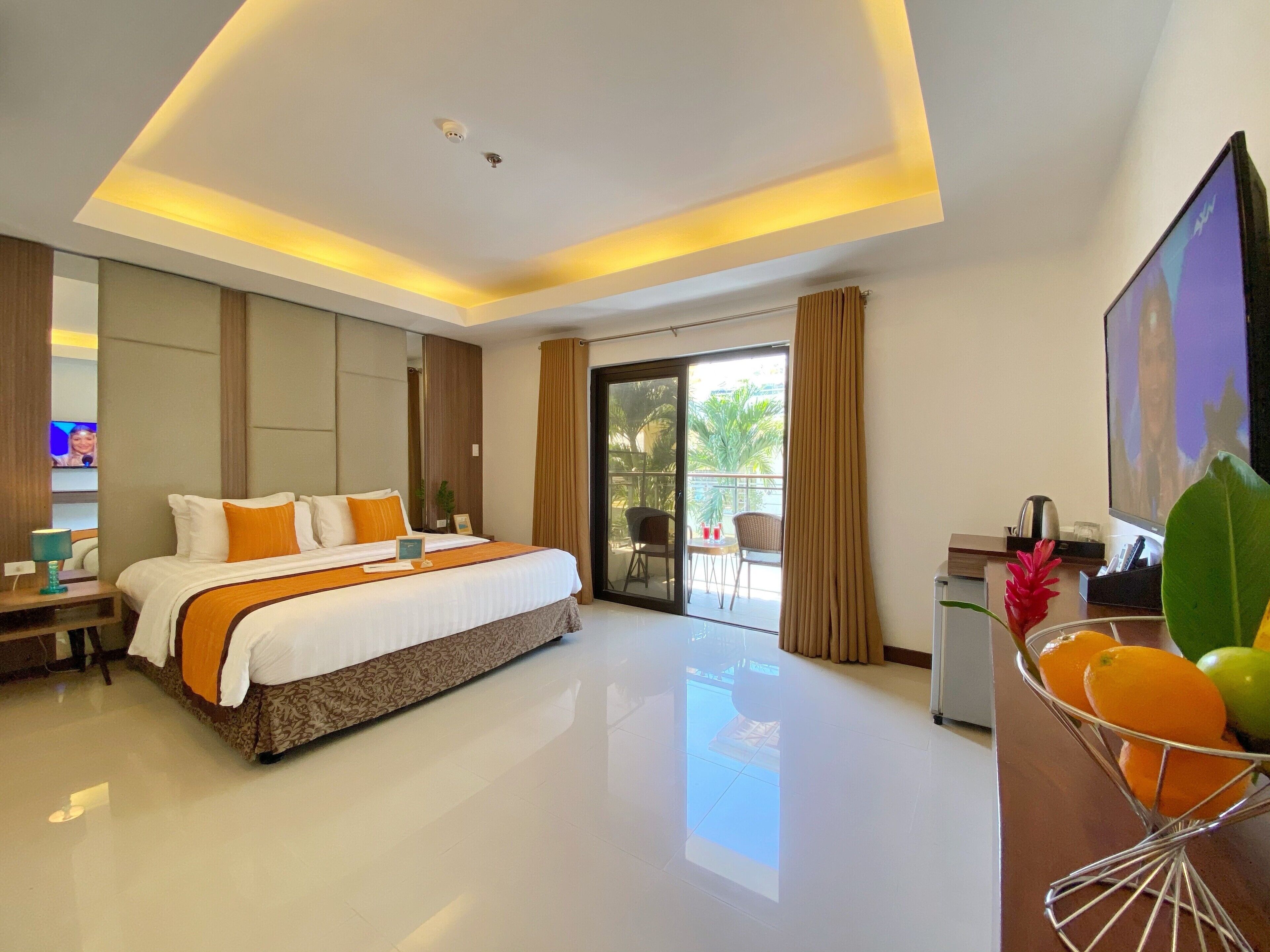 deluxe room, 1 king bed | minibar, in-room safe, desk, laptop workspace