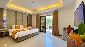 Deluxe Room, 1 King Bed | Minibar, in-room safe, desk, laptop workspace