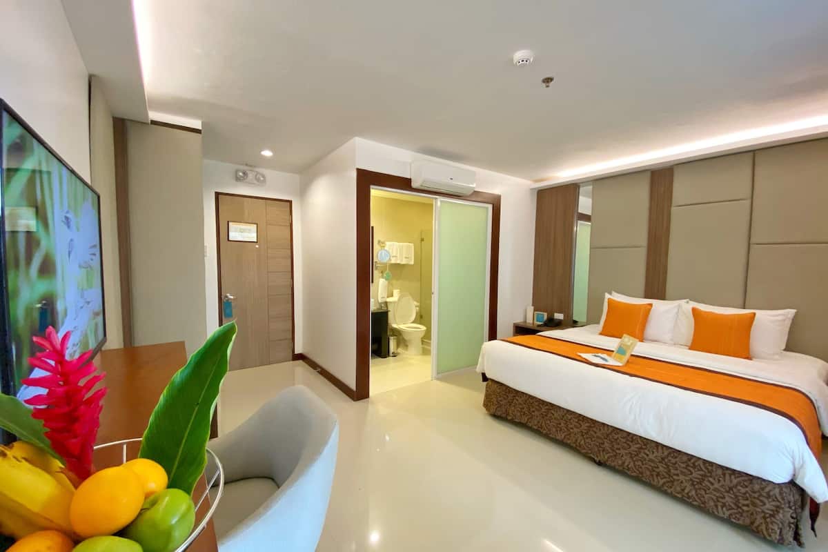 Deluxe Room, 1 King Bed | Minibar, in-room safe, desk, laptop workspace