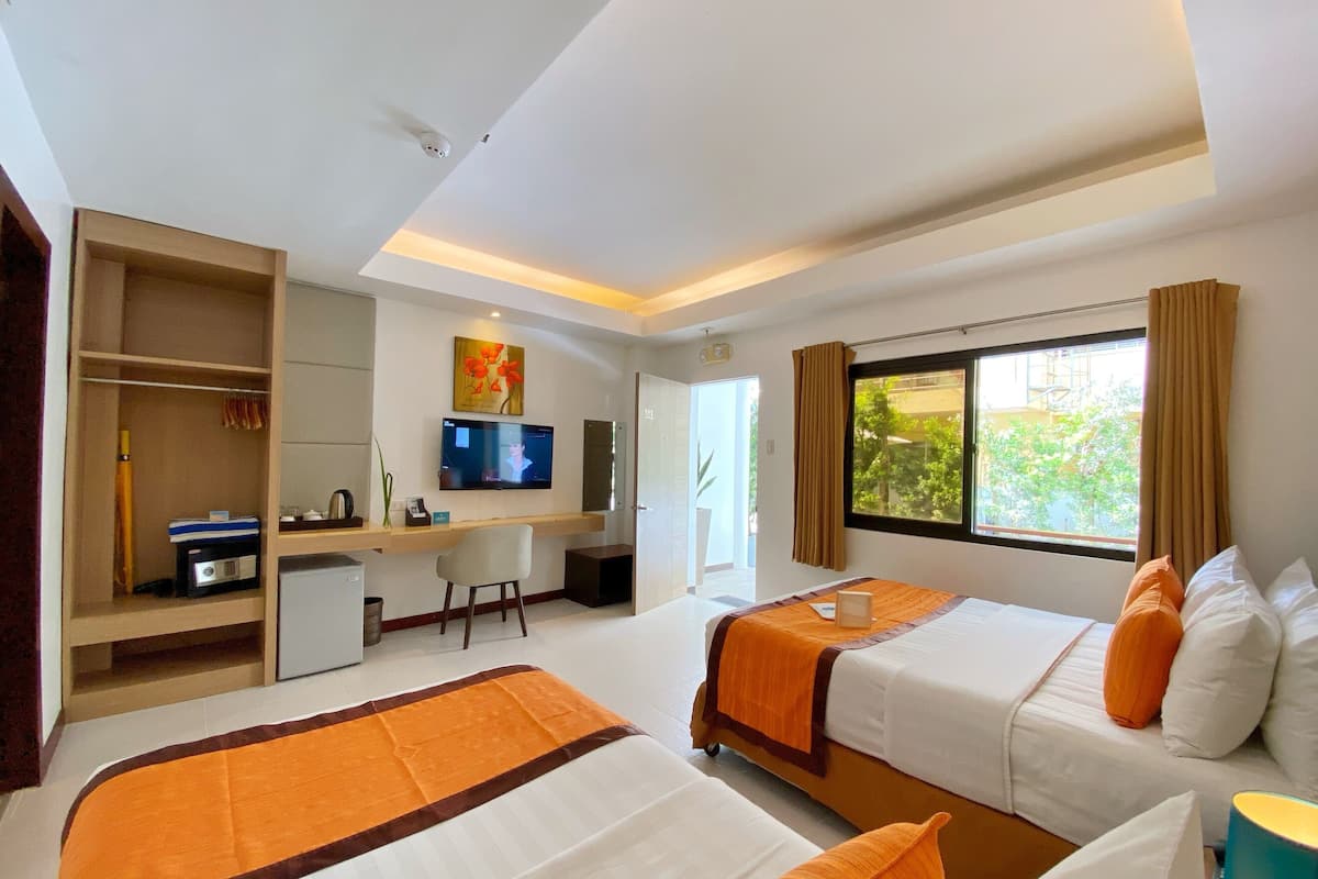 Superior Twin Room | Minibar, in-room safe, desk, laptop workspace