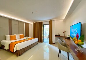Deluxe Room, 1 King Bed | Minibar, in-room safe, desk, laptop workspace