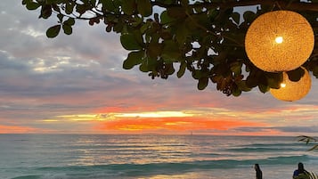 ์์นจ ์์ฌ, ์ ์ฌ ์์ฌ, ์ ๋
์์ฌ ์ ๊ณต, ํ๋ฆฌํ ์๋ฆฌ