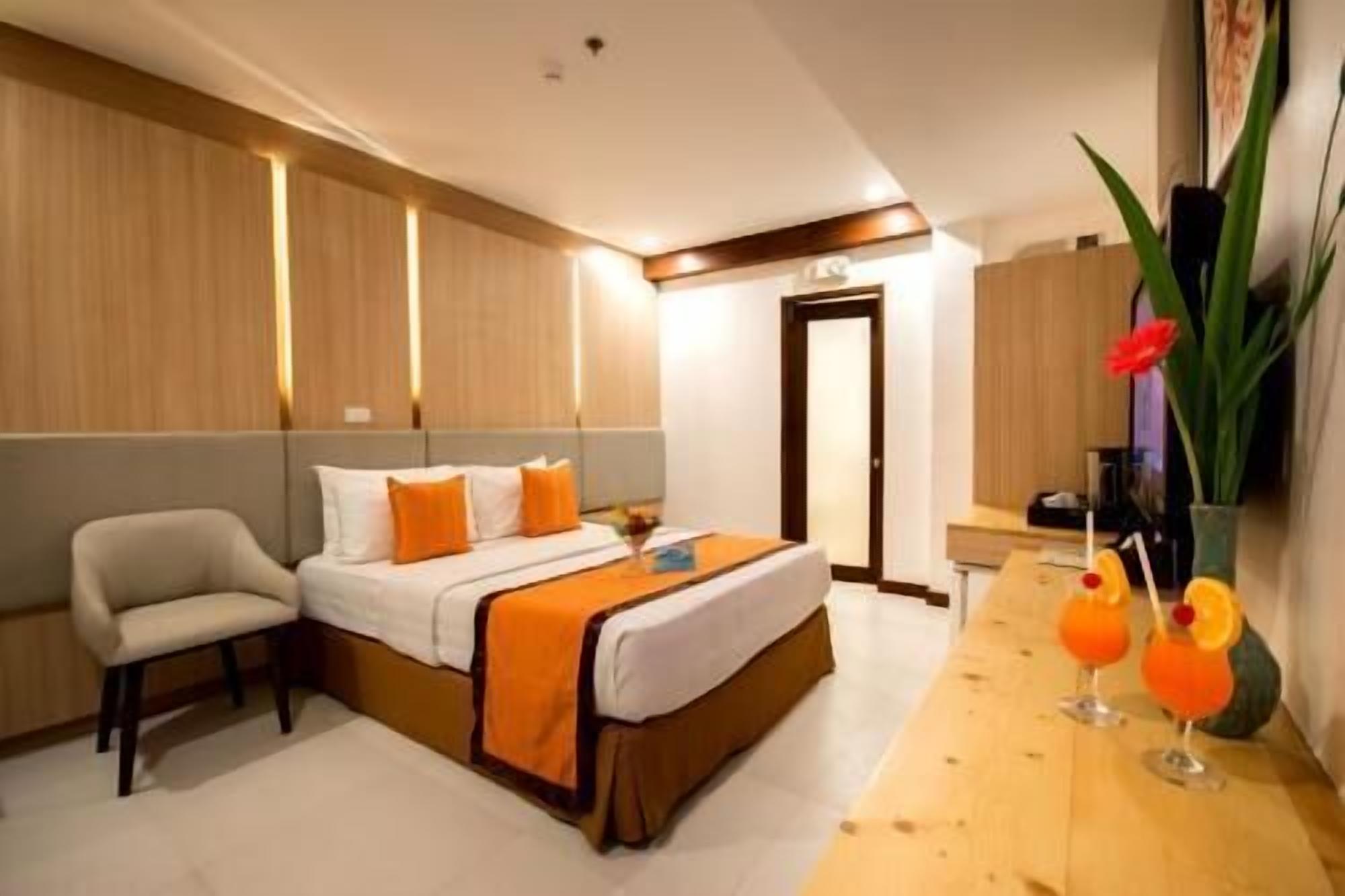 Minibar, caja de seguridad en la habitación y escritorio 