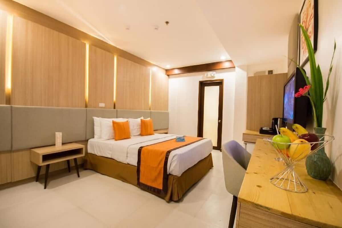 Minibar, safe på rommet, skrivebord og skrivebord for bærbar PC