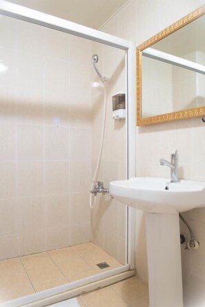 Dobbeltrom | Bad | Dusj, toalettartikler (inkludert), hårføner og tøfler