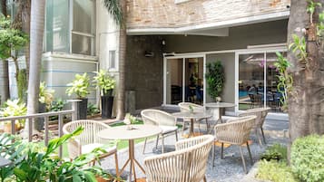 Tempat makan luar