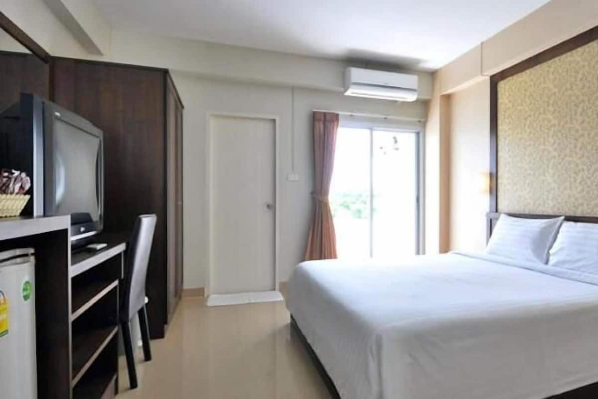 In-room safe, blackout drapes, free WiFi, bed sheets