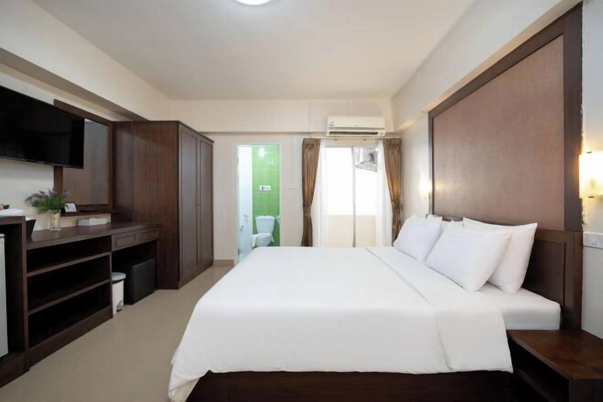 In-room safe, blackout drapes, WiFi (free), bed sheets
