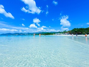 位於海灘上、白沙、躺椅、遮陽傘