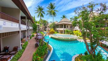 2 piscines extérieures, parasols de plage, chaises longues