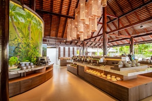 含每日吃到飽自助式早餐