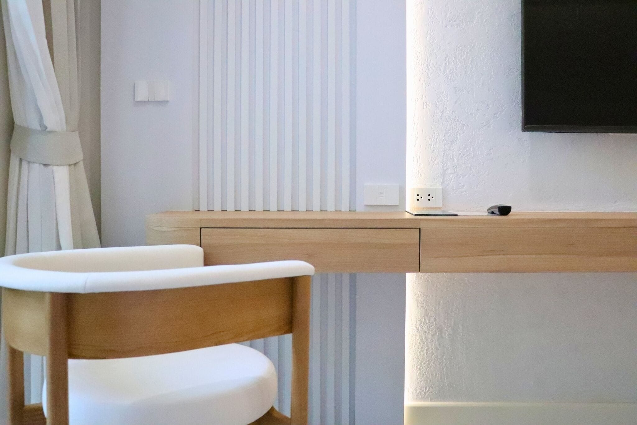 premier king room, garden view | living area | 32-inch tv with satellite channels