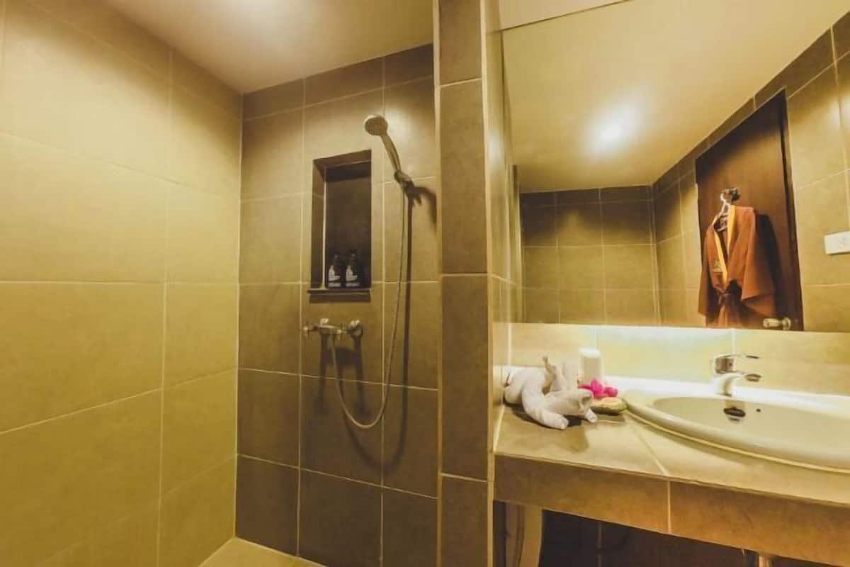 Dusche, Regendusche, kostenlose Toilettenartikel, Haartrockner