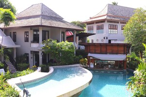 Un complexe hôtelier doté d’une piscine, d’un bar et d’un restaurant.