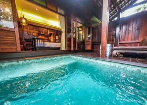 Garden Bungalow with Private Plunge Pool | Alberca | 2 albercas al aire libre, sombrillas en la alberca y camastros 