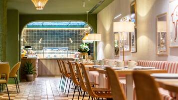 Dagelijks ontbijtbuffet (EUR 14 per persoon)