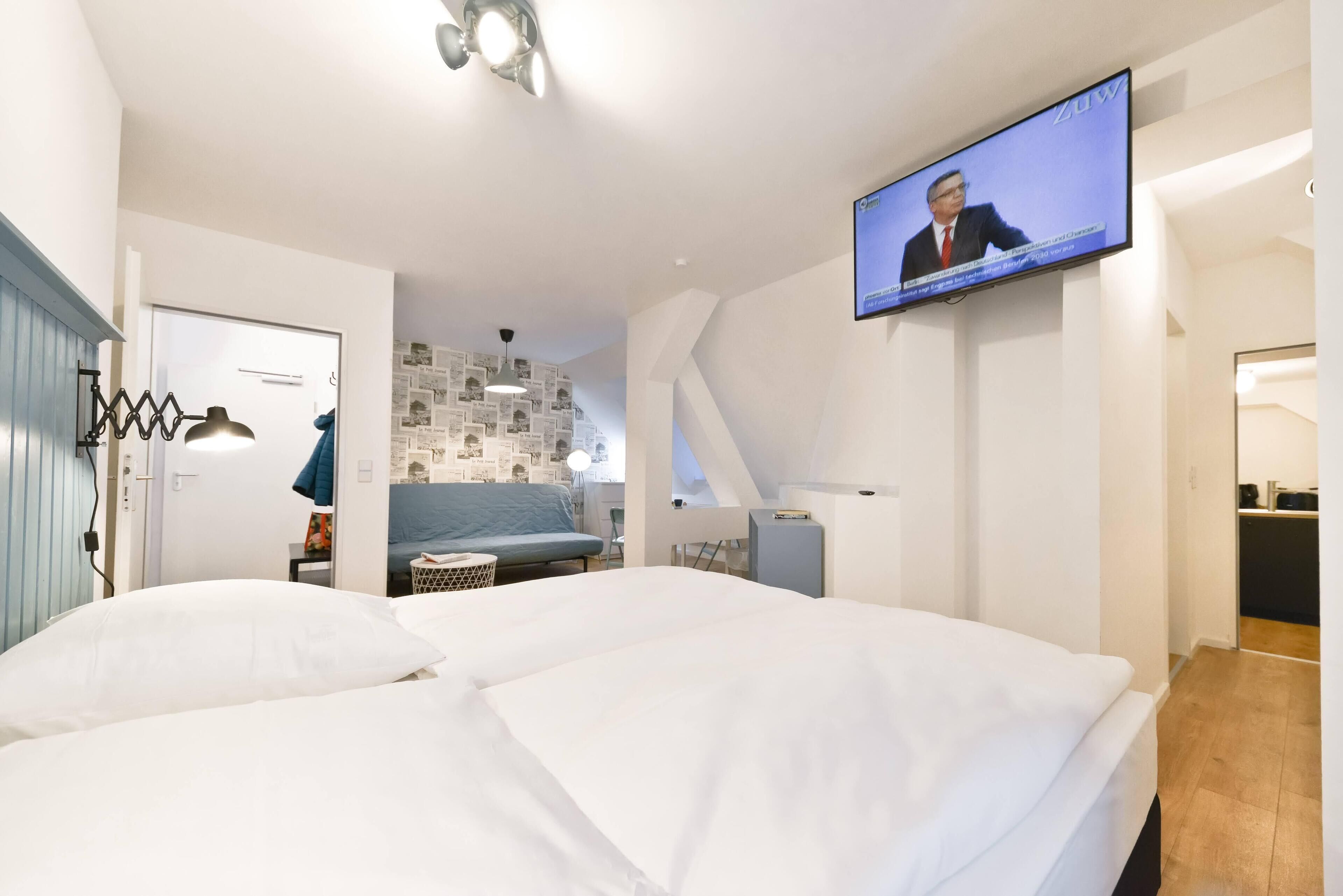 Studio | Allergikerbettwaren, Schreibtisch, laptopgeeigneter Arbeitsplatz