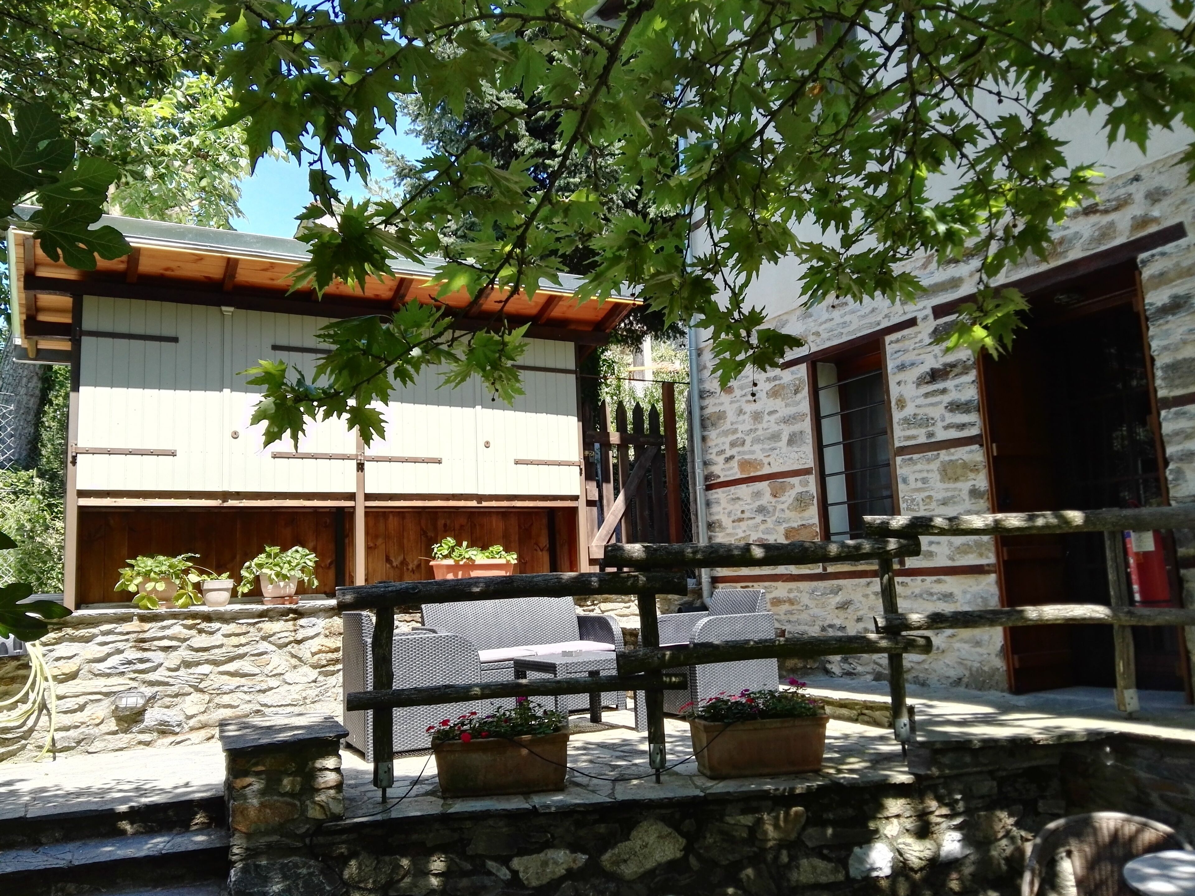 triple room, terrace (karya) | terrace/patio