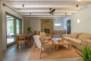 Villa – superior, 2 soverom | Oppholdsområde | DVD-spiller