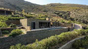 Sunrise Hillside House with private pool and Sea view | Ropa de cama de alta calidad, minibar, sistema de insonorización y wifi