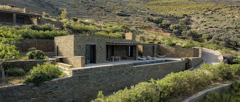 Sunrise Hillside House with private pool and Sea view | Peralatan tempat tidur premium, bar mini, dihias secara berasingan