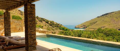 Sunrise Hillside House with private pool and Sea view | Terrasse/Patio