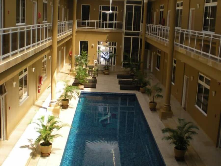 Una piscina techada, sillones reclinables de piscina