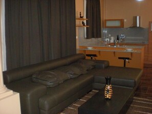 Habitación de lujo, 1 cama de matrimonio | Zona de estar | Televisión de 32 pulgadas con canales por cable